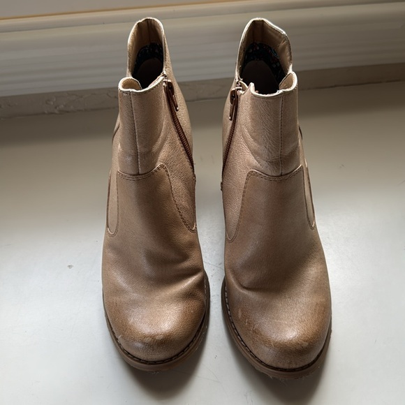 Chic Tan Leather Ankle Booties - Picture 4 of 11